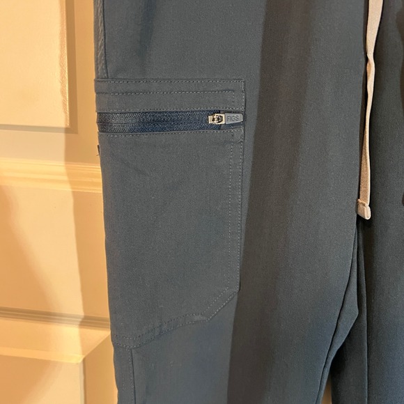 FIGS Technical Collection Scrubs Casma Top & Yola Pants Set in Navy Blue, XXS - Picture 13 of 16